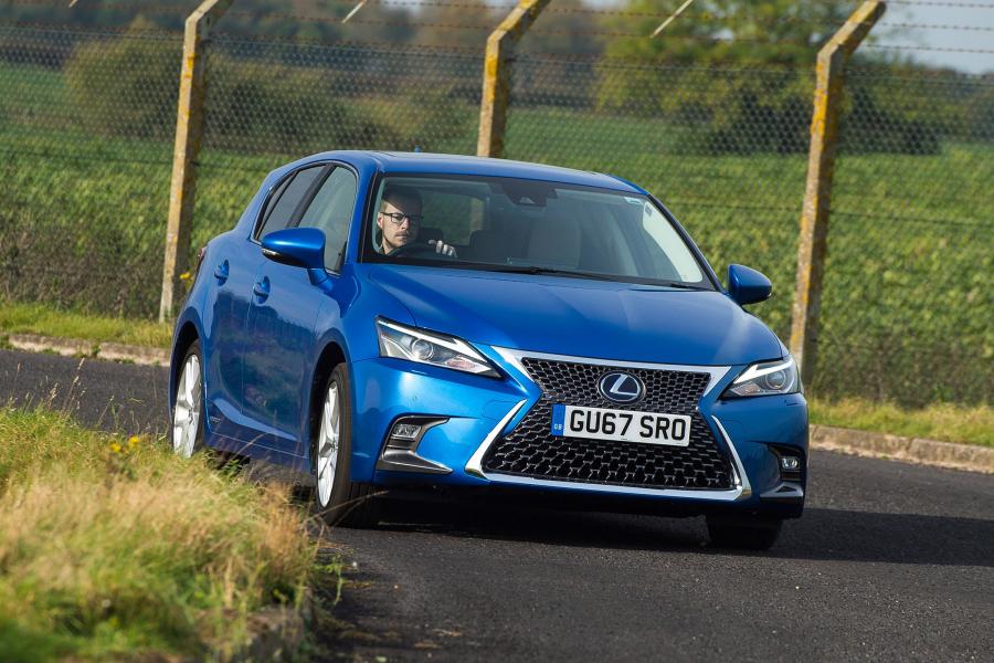  Lexus CT200h 2017 года  (UK) (фото 10 из 38)